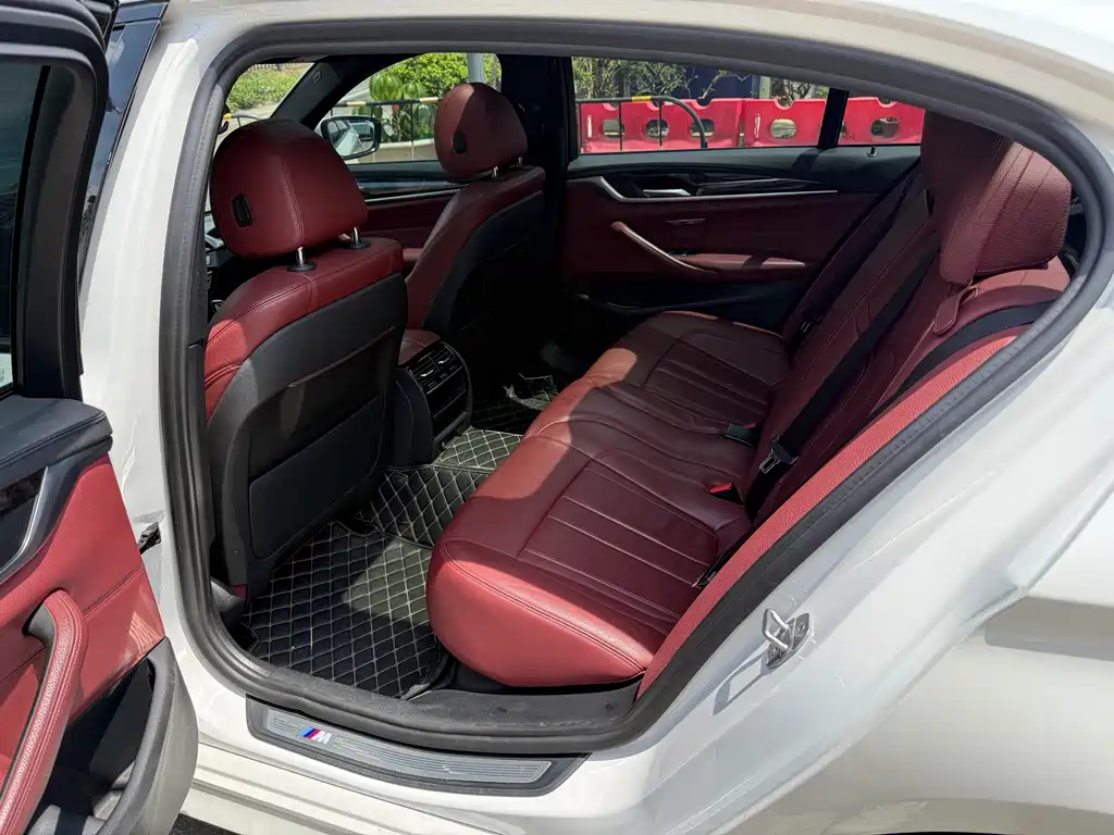 BMW 5 Series 2019 — фото 11