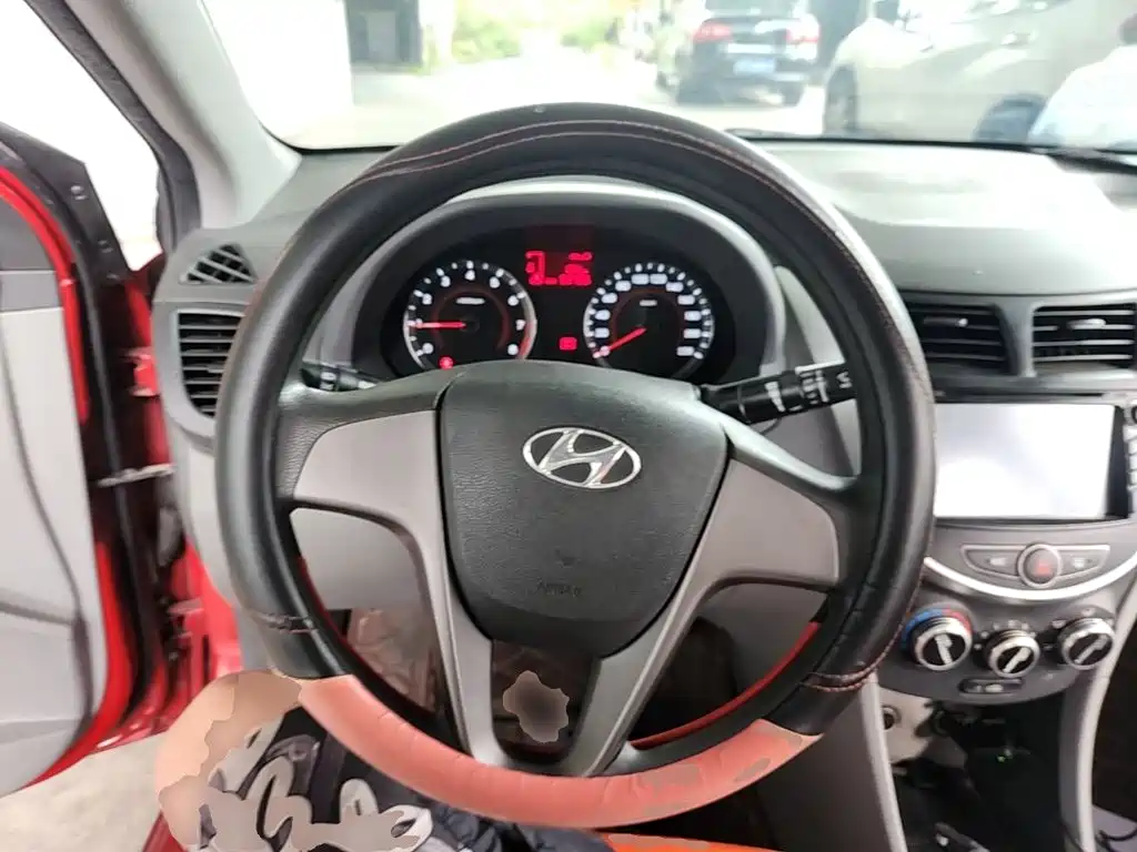 Hyundai Verna 2015 — фото 11