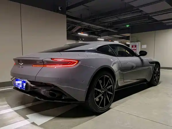 Aston Martin DB11 2022