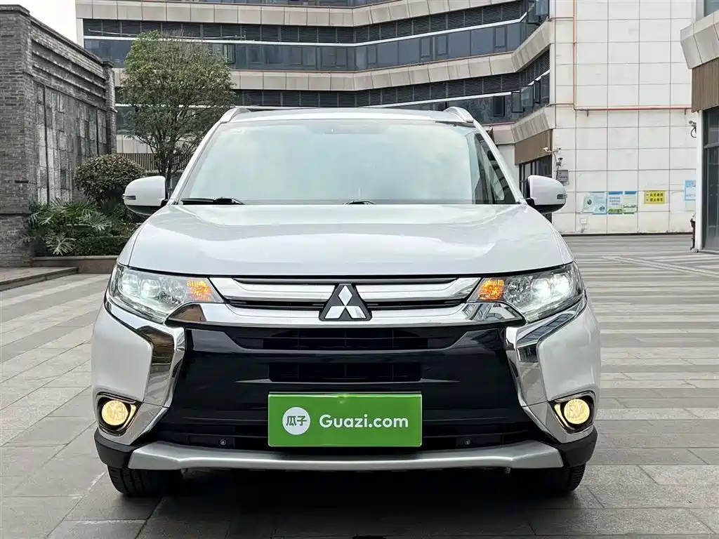 Mitsubishi Outlander 2018 — фото 3