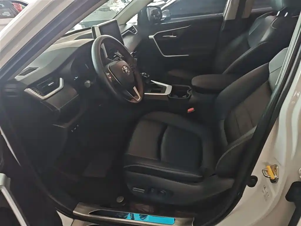 Toyota RAV4 2020 — фото 15