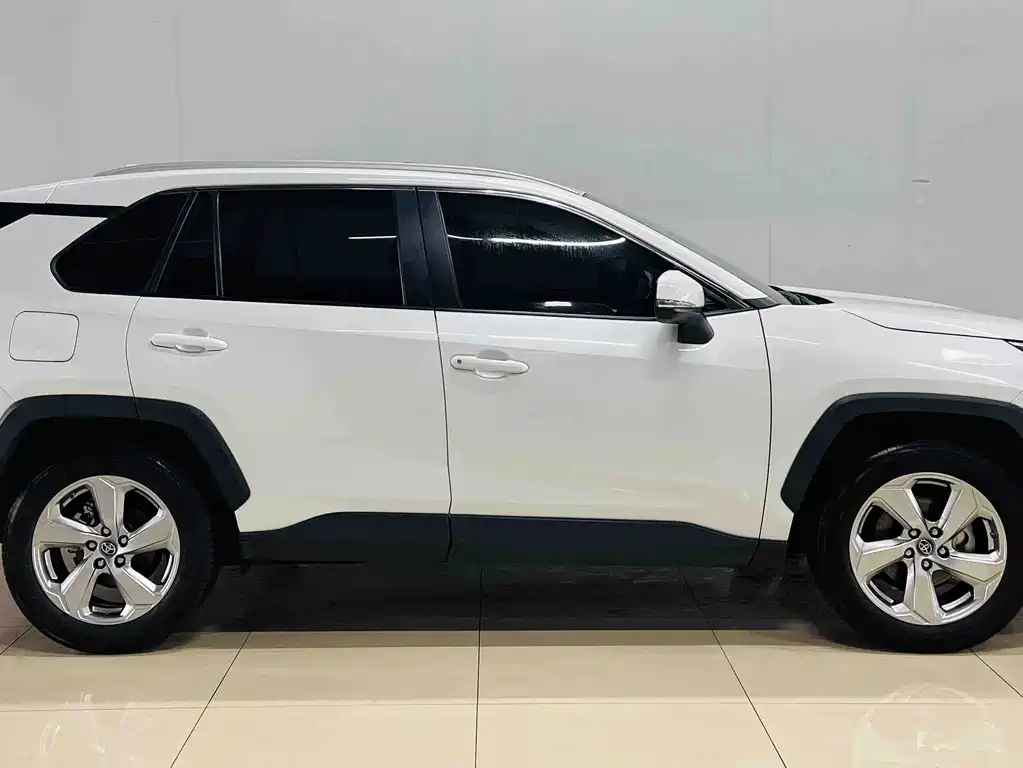 Toyota RAV4 2021 — фото 4