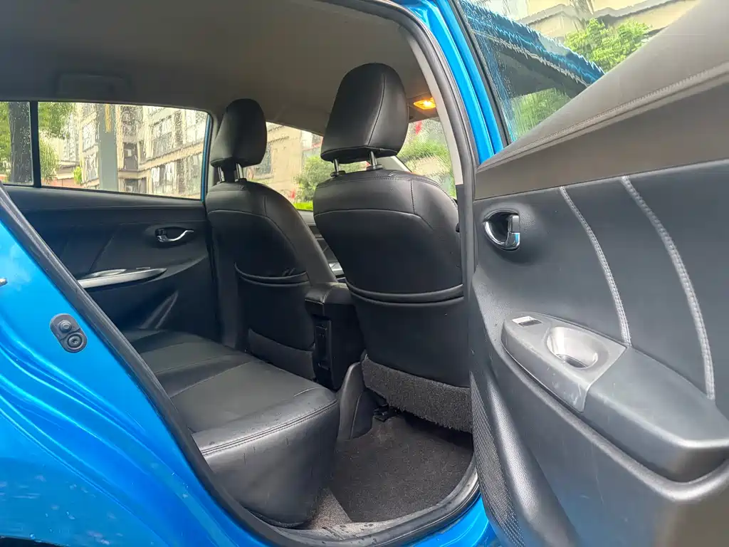 Toyota Yaris L 2016 — фото 10