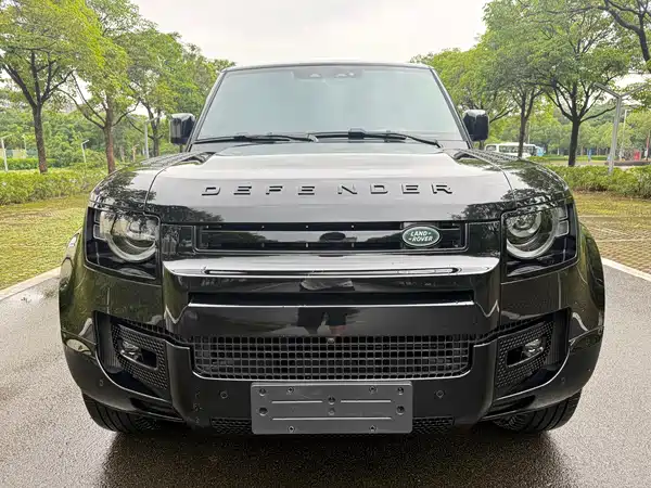 Land Rover Defender 2024