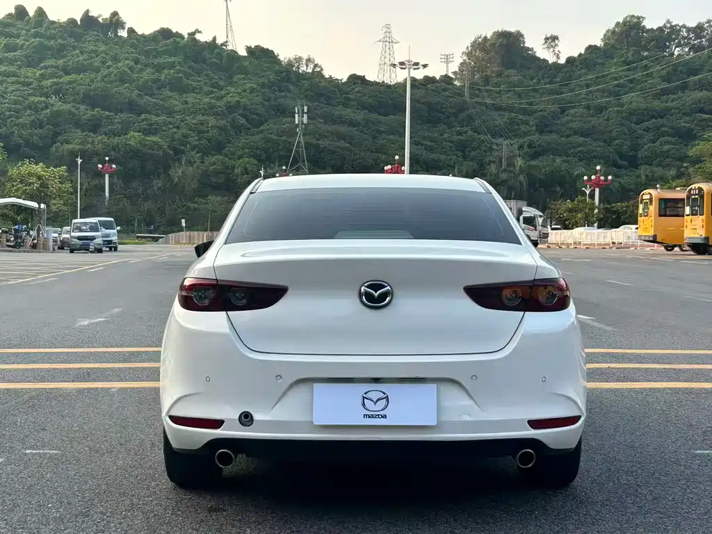 Mazda 3 Axela 2022 — фото 8