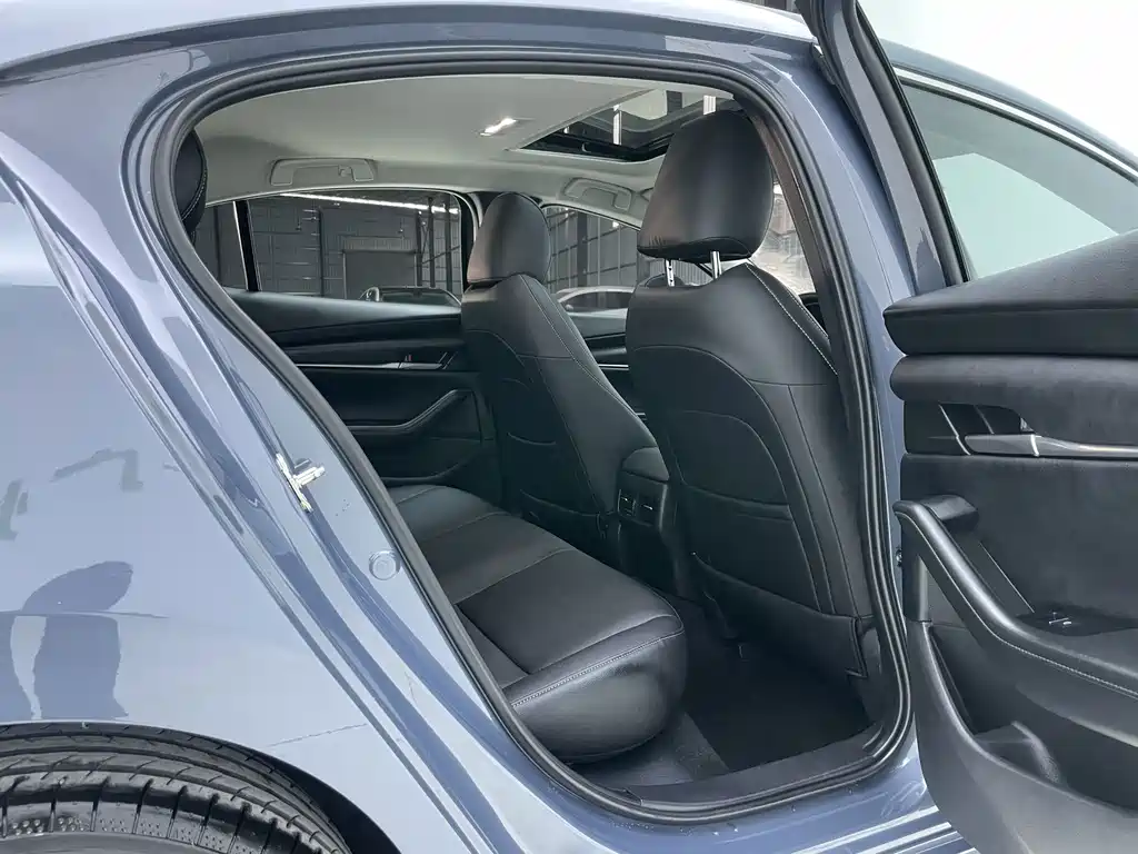 Mazda 3 Axela 2023 — фото 28