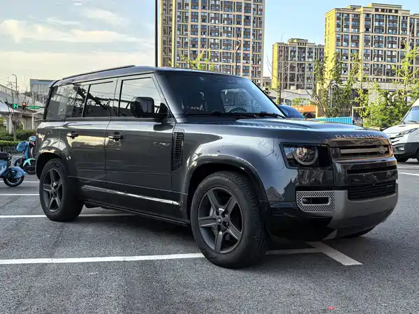 Land Rover Defender 2023
