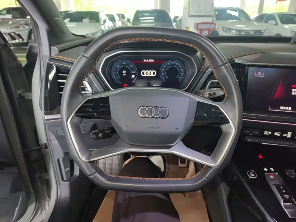 Audi Q4 e-tron 2023 — фото 11