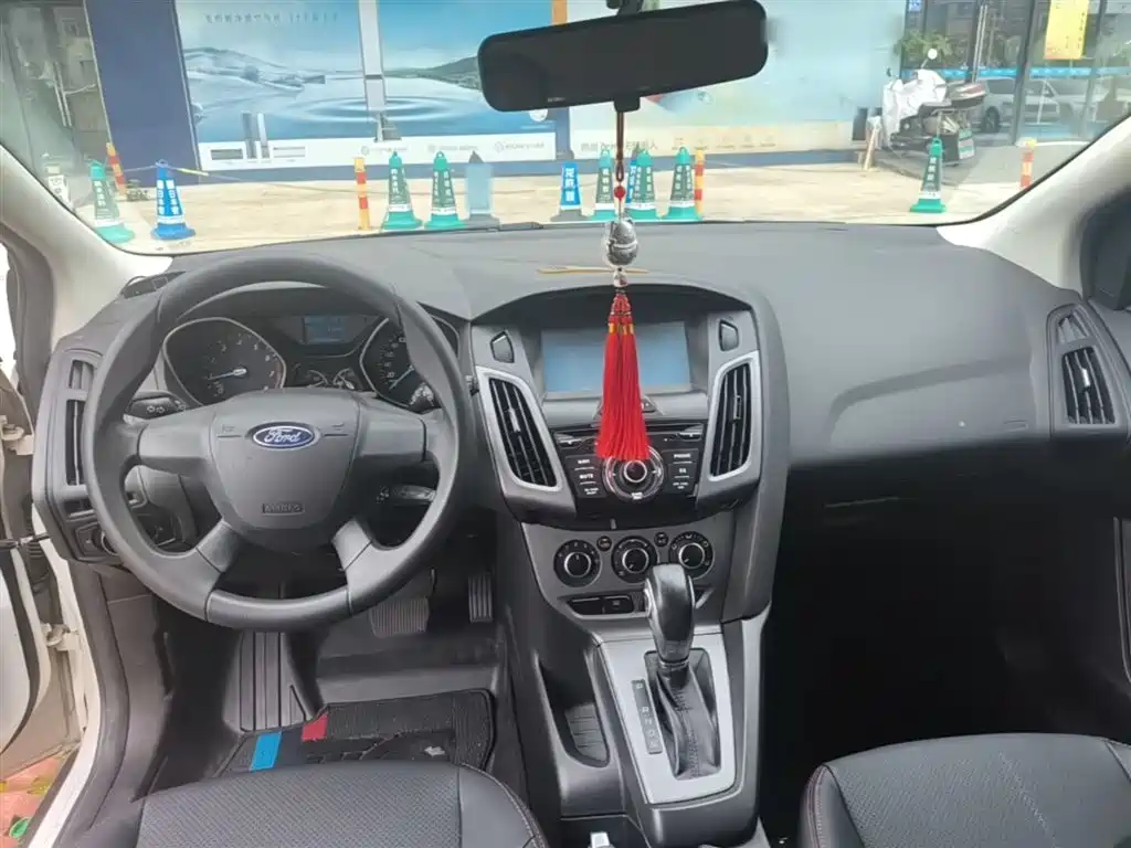 Ford Focus 2014 — фото 10