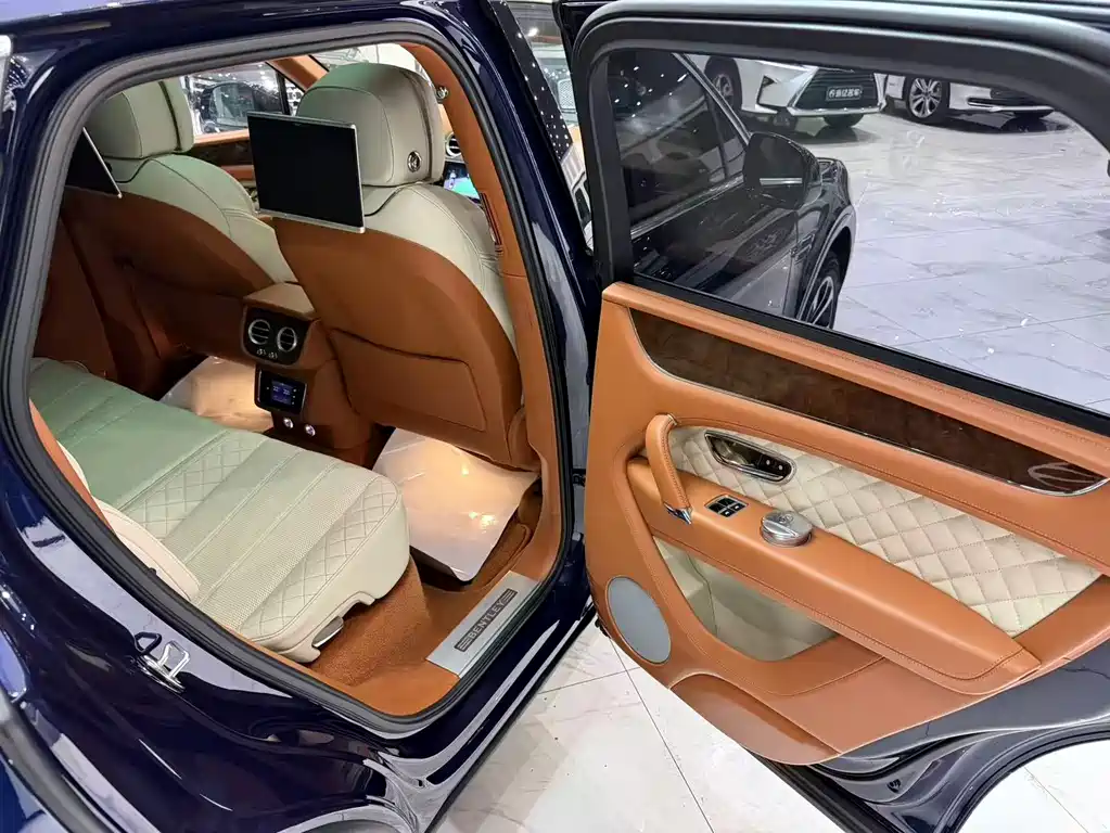 Bentley Bentayga 2017 — фото 13