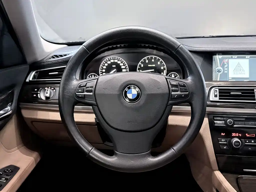 BMW 7 Series 2012 — фото 13