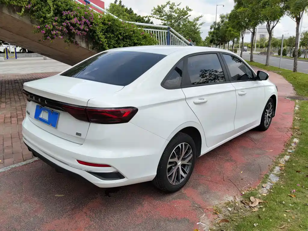Geely Emgrand 2023