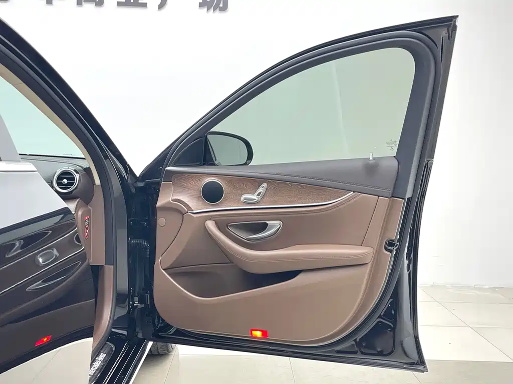 Mercedes-Benz E-Class 2023 — фото 6