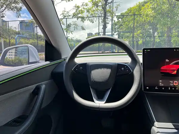 Tesla Model Y 2025