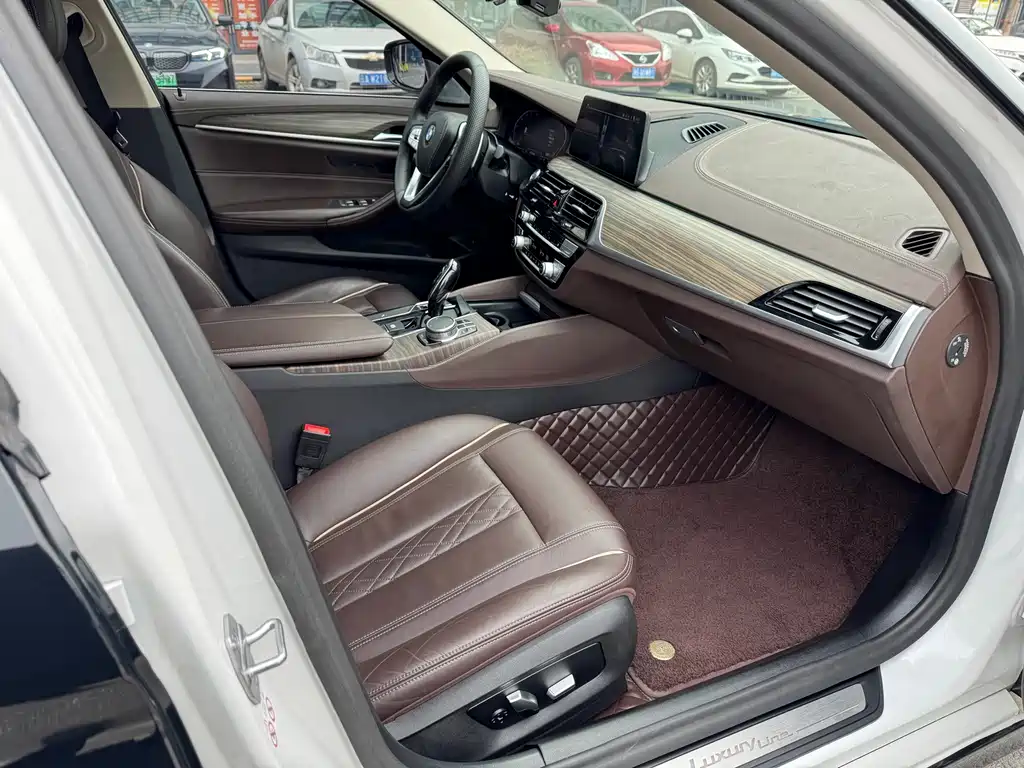 BMW 5 Series 2020 — фото 12