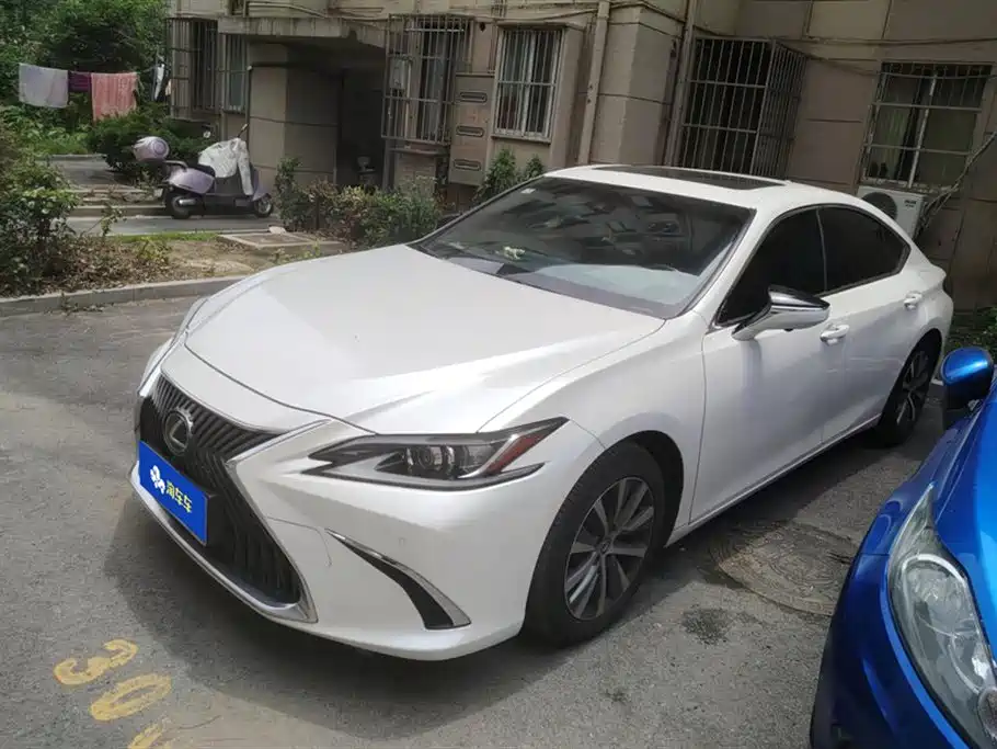 Lexus ES 2021 — фото 1