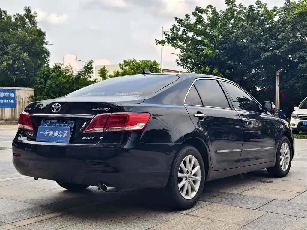 Toyota Camry 2010 — фото 7