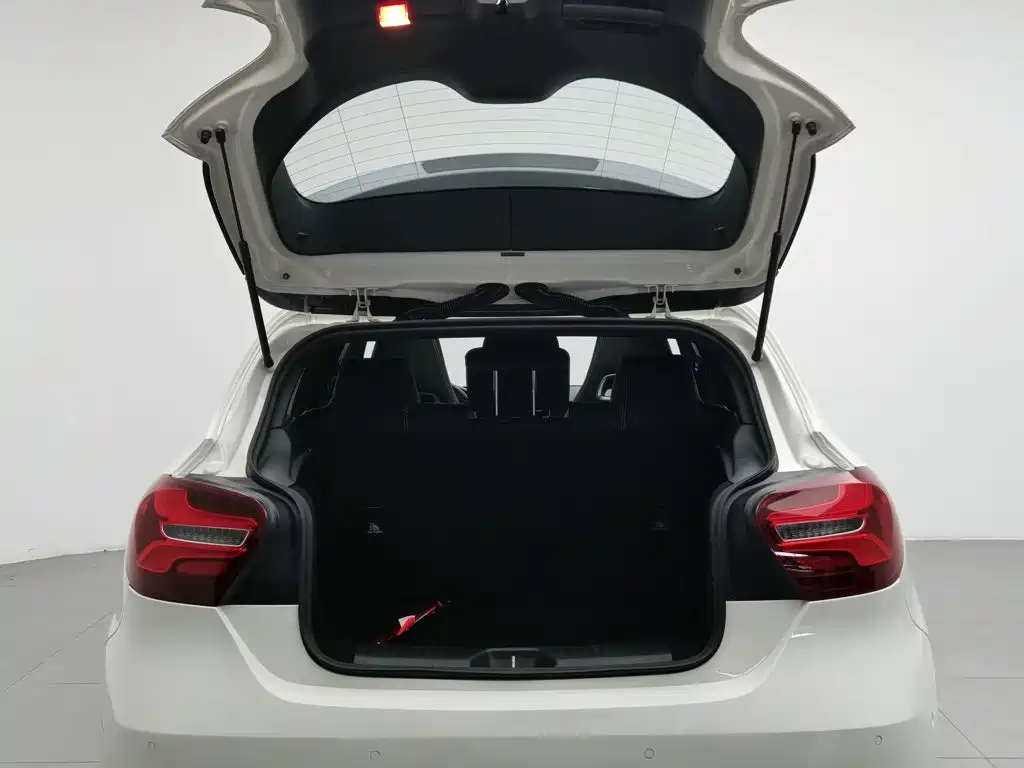 Mercedes-Benz A-Class 2016 — фото 16