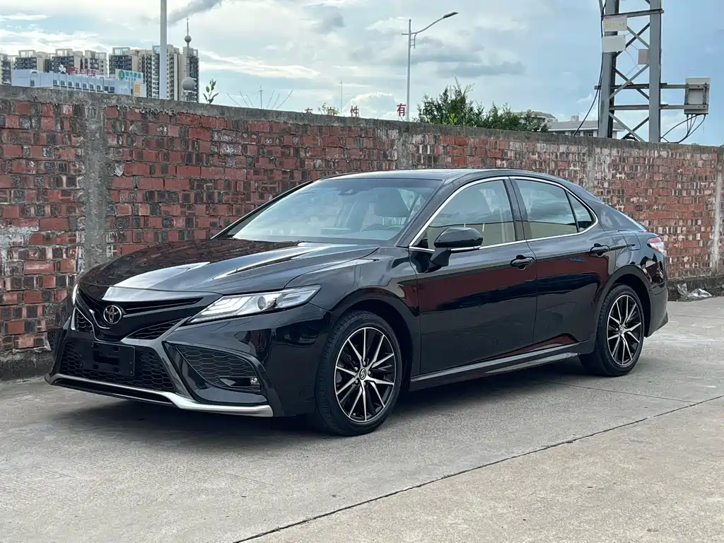 Toyota Camry 2022 — фото 1