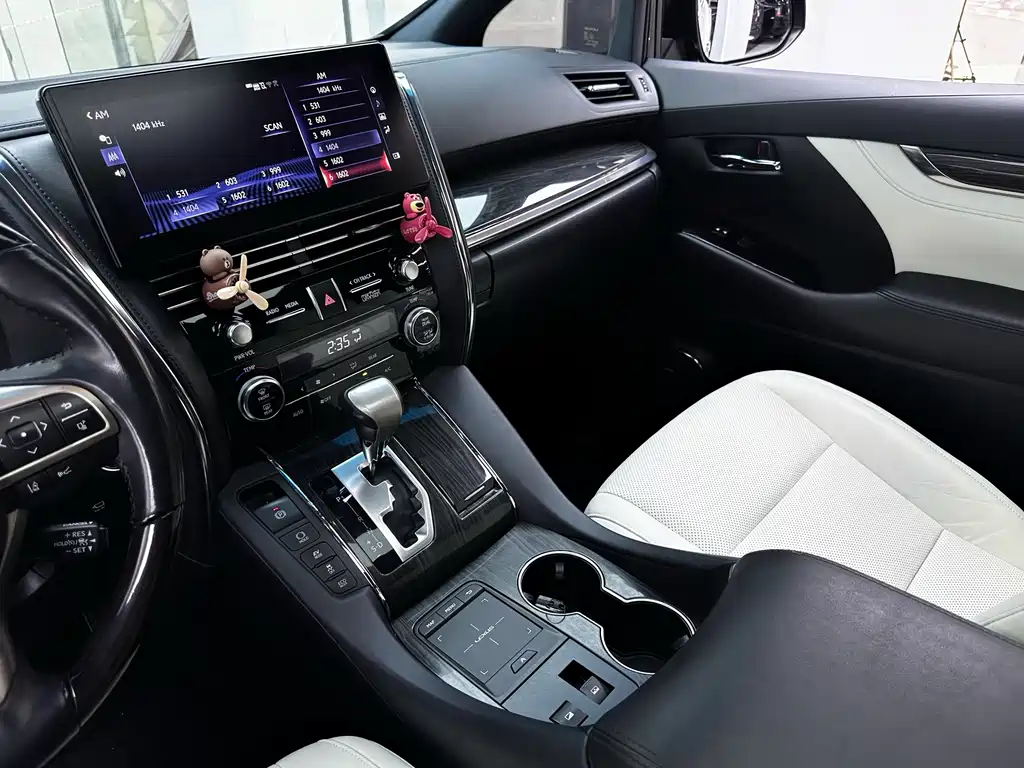 Lexus LM 2021 — фото 19