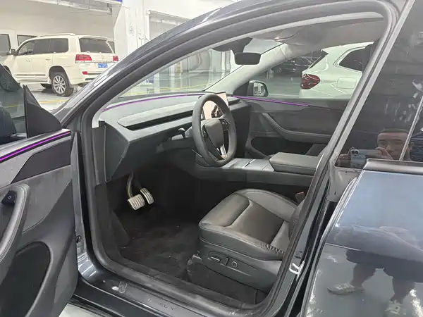 Tesla Model Y 2025