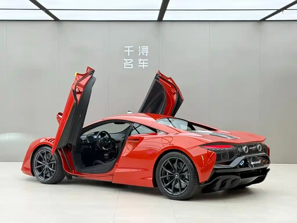McLaren Artura 2023 — фото 13