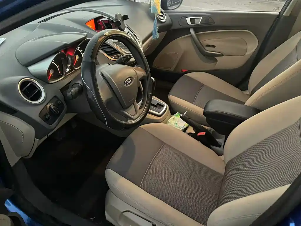 Ford Fiesta 2013 — фото 10
