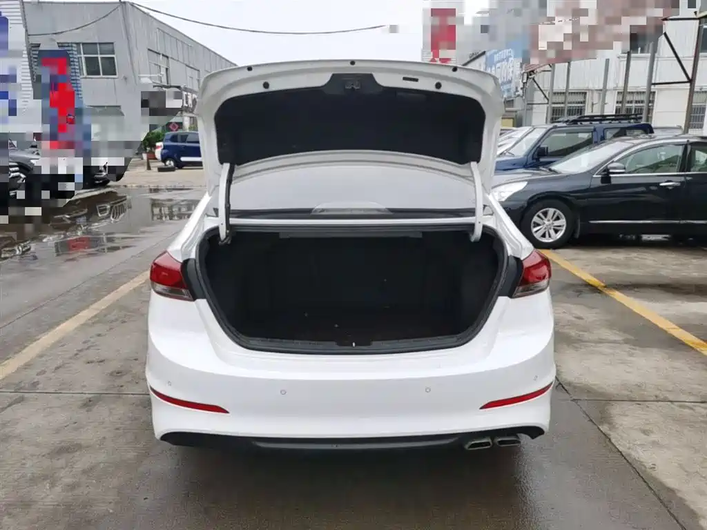 Hyundai Elantra 2018 — фото 19