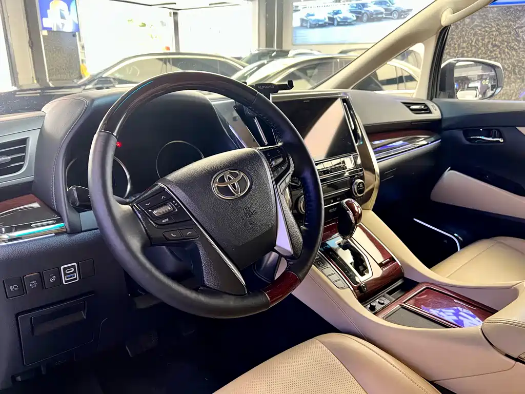 Toyota Alphard 2017 — фото 10