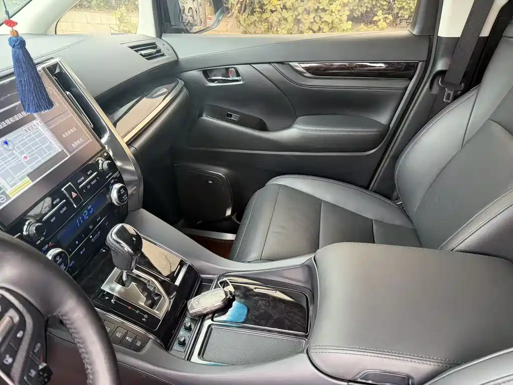 Toyota Vellfire 2023 — фото 19