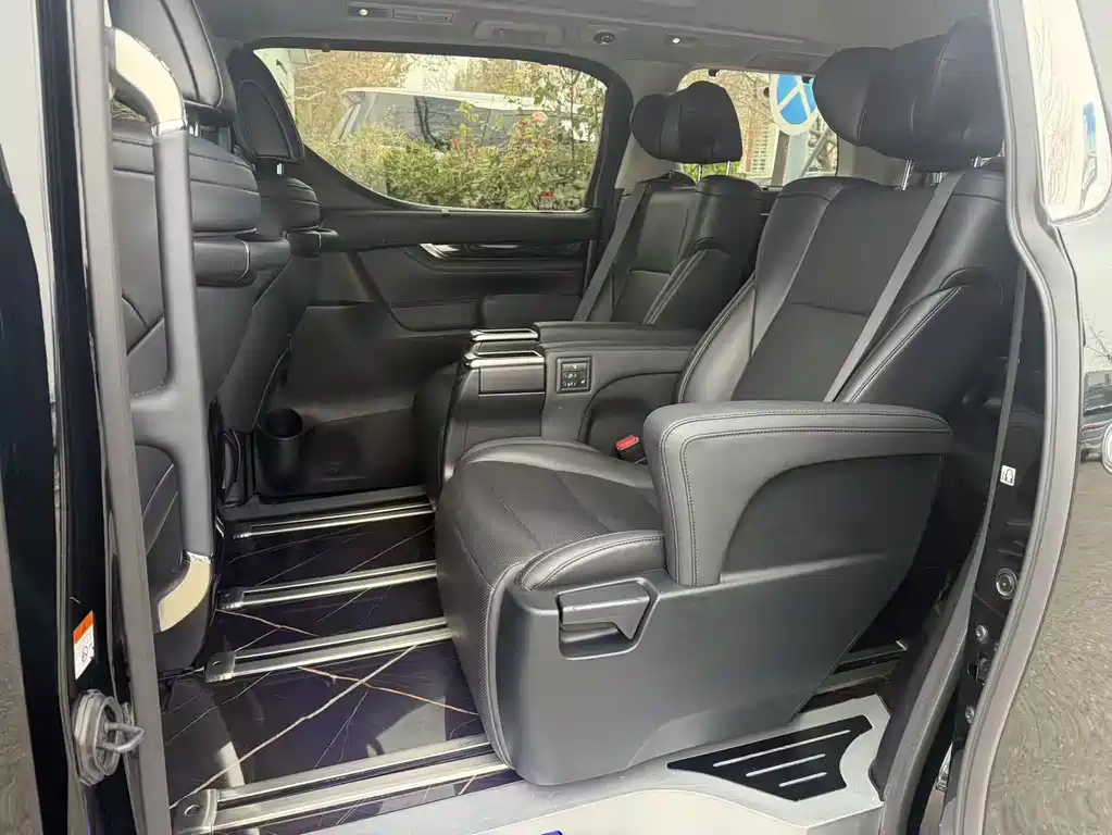 Toyota Vellfire 2023 — фото 17
