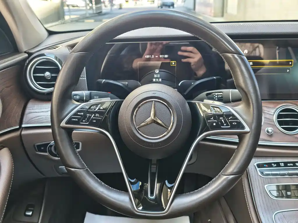 Mercedes-Benz E-Class 2022 — фото 11