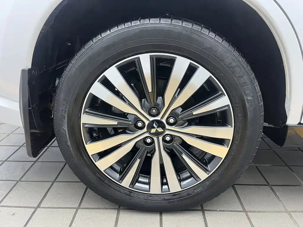Mitsubishi Outlander 2022 — фото 20