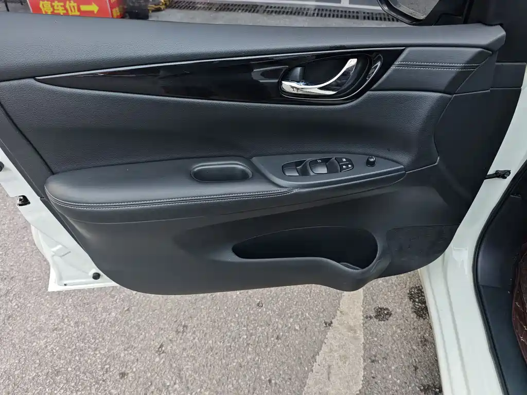 Nissan Tiida 2017 — фото 17
