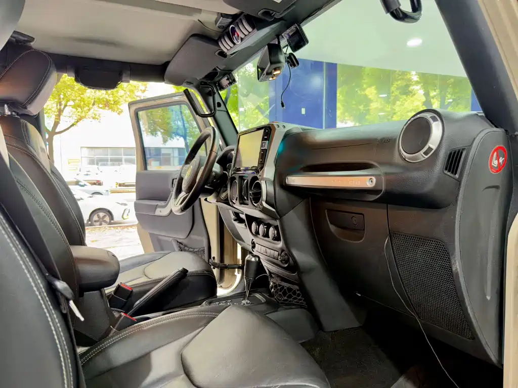 Jeep Wrangler 2016 — фото 13