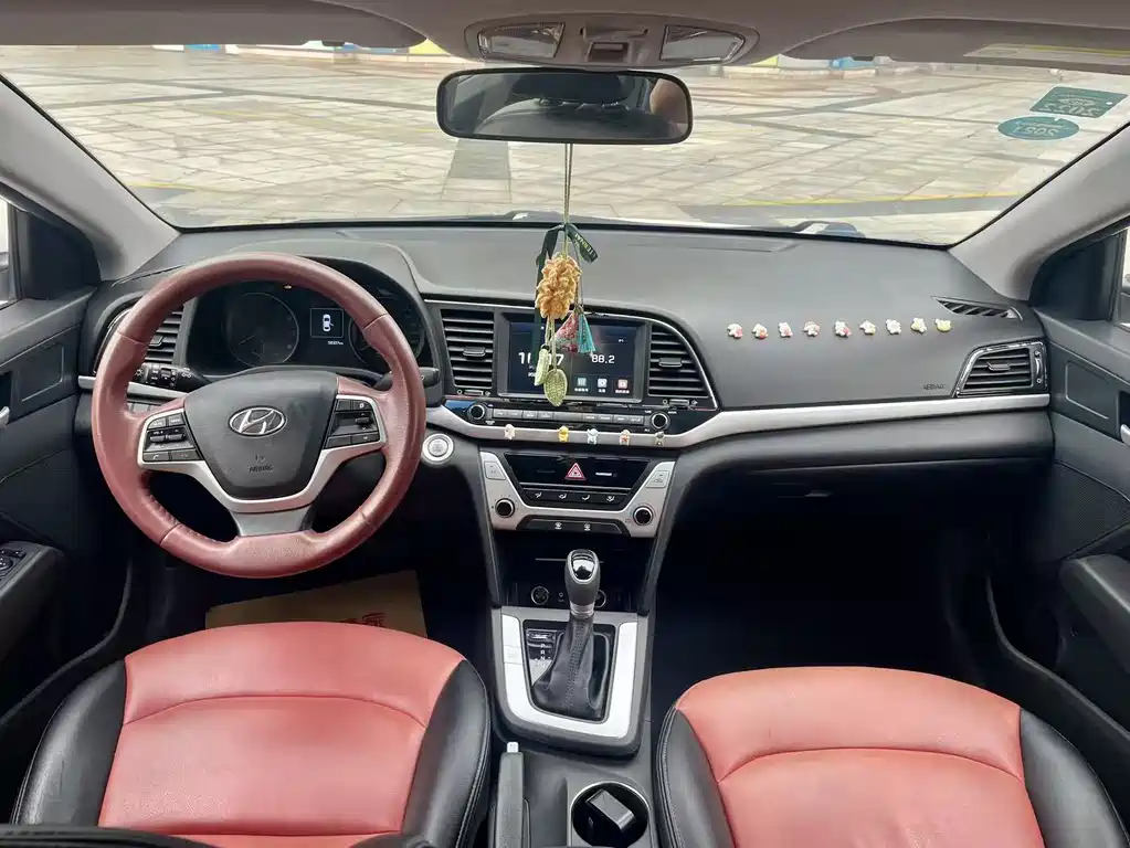 Hyundai Elantra 2018 — фото 11