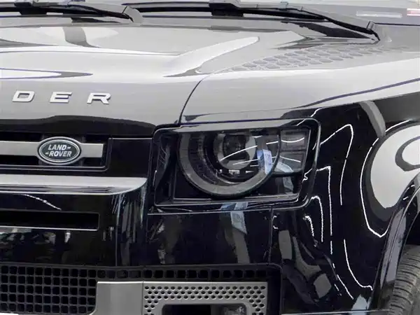 Land Rover Defender 2024