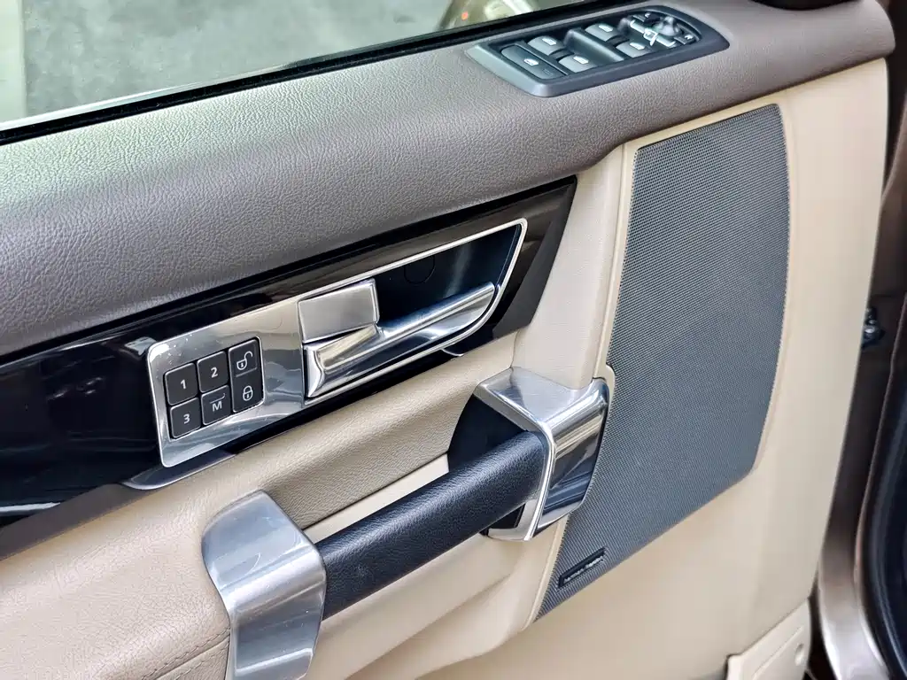 Land Rover Discovery 2012 — фото 16