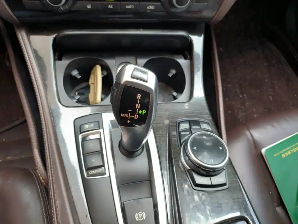 BMW 5 Series 2015 — фото 15