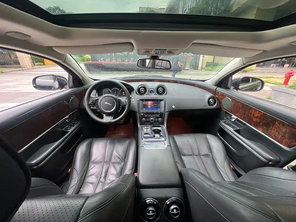 Jaguar XJ 2012 — фото 10