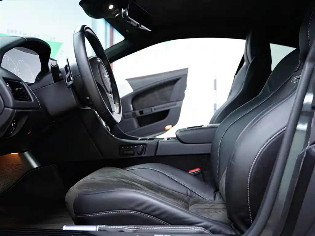 Aston Martin DBS 2010 — фото 24