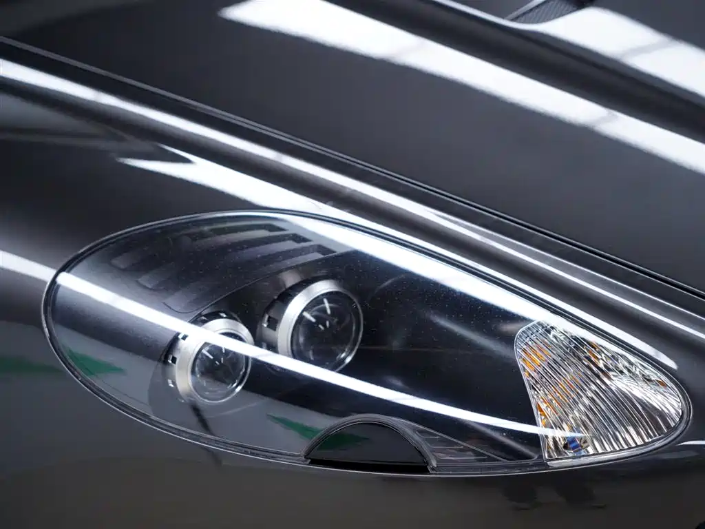 Aston Martin DBS 2010 — фото 15