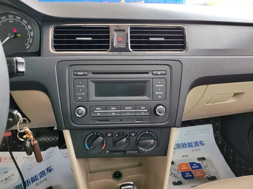 Skoda Rapid 2014 — фото 12