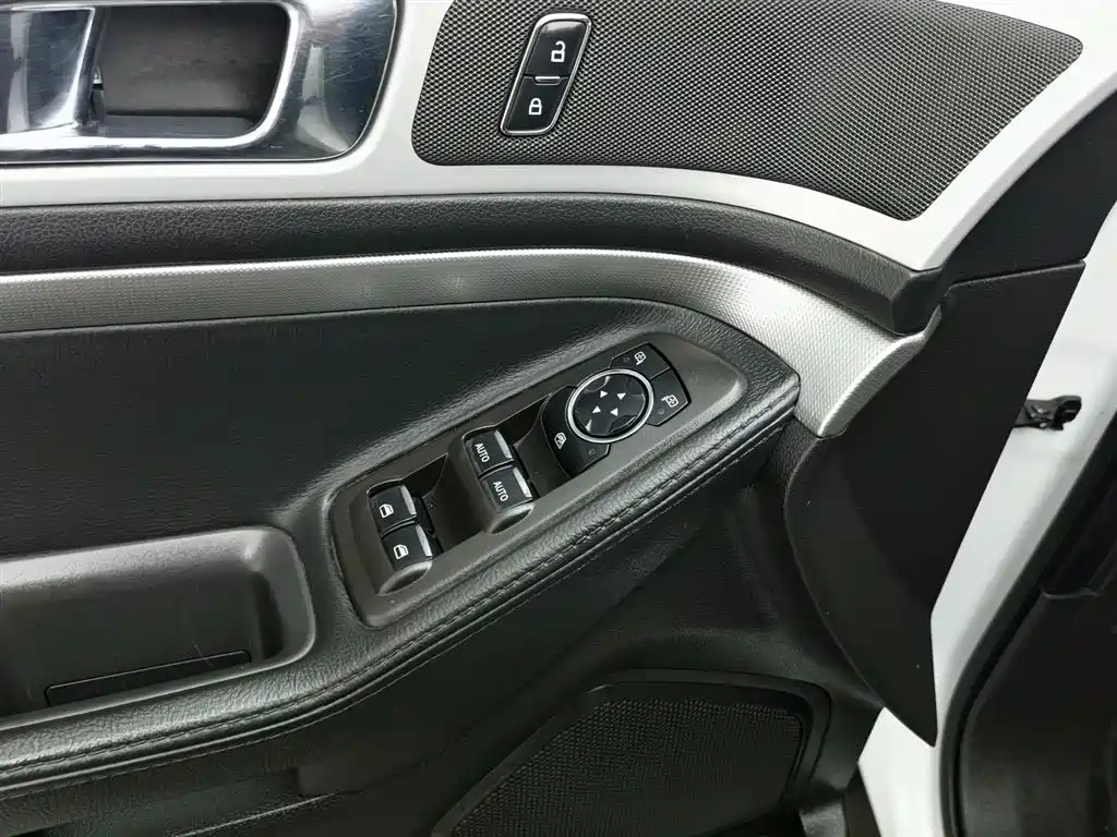 Ford Explorer 2015 — фото 7