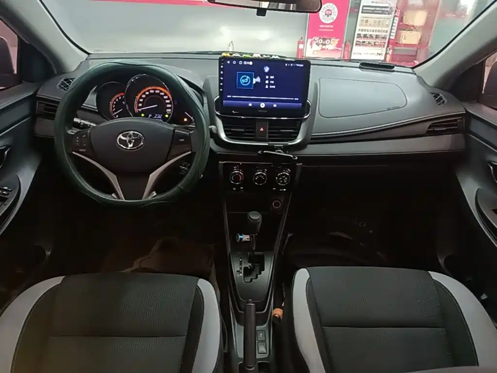 Toyota Yaris L 2023 — фото 10