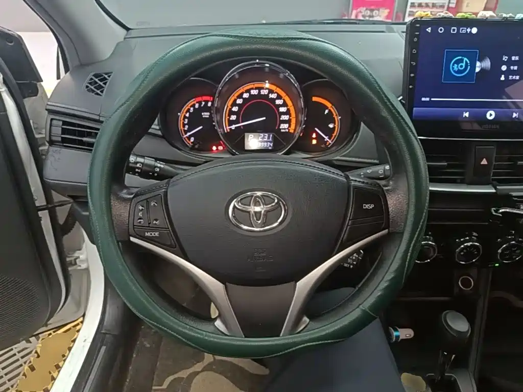 Toyota Yaris L 2023 — фото 11