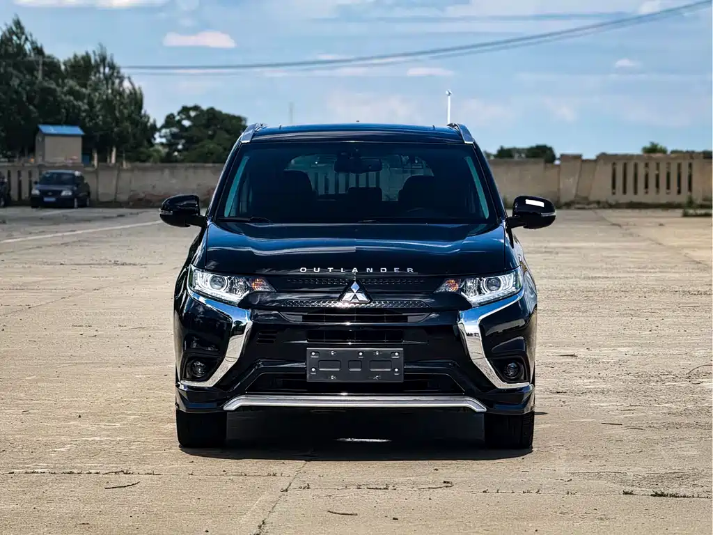 Mitsubishi Outlander 2021 — фото 2