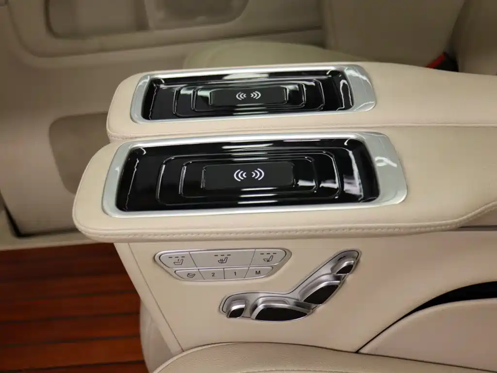 Mercedes-Benz V-Class 2022 — фото 20