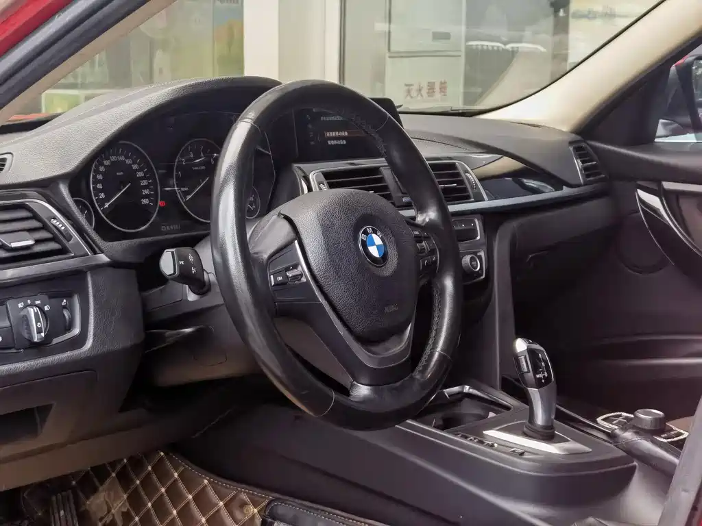 BMW 3 Series 2018 — фото 12