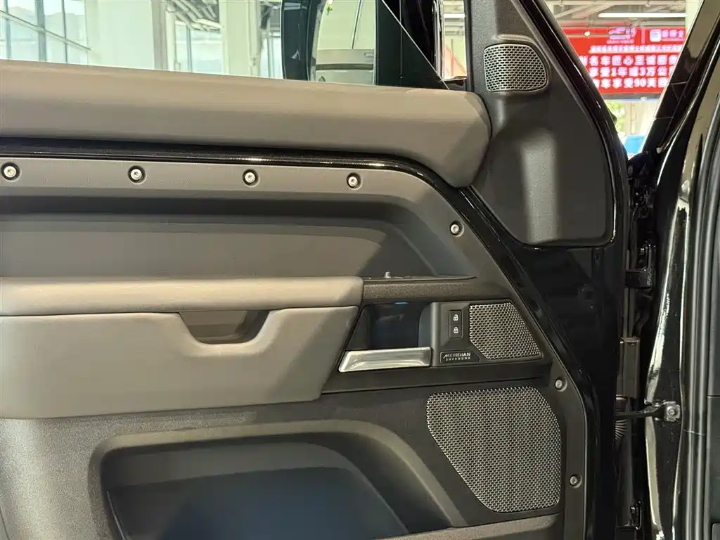 Land Rover Defender 2024 — фото 22